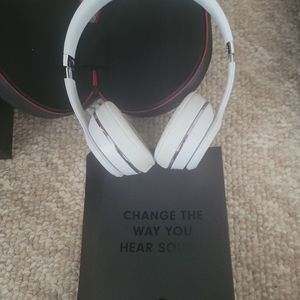 Beats solo 3..Satin silver color